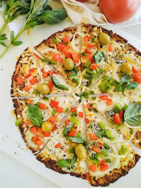 Pizza de coliflor con diferentes ingredientes