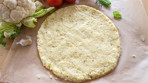 Proceso de preparación de la base de pizza de coliflor