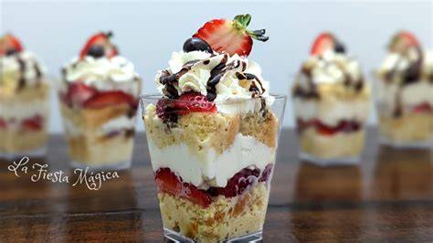 Botes de cristal decorados con ingredientes de postre en capas