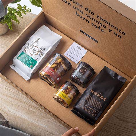 Variedad de botes de regalo con diferentes ingredientes para kits gourmet