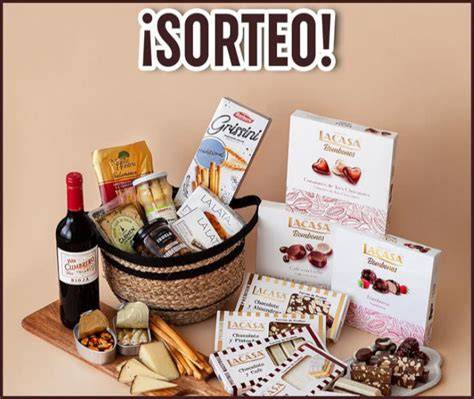 Cesta gourmet con una selección de productos dulces y salados