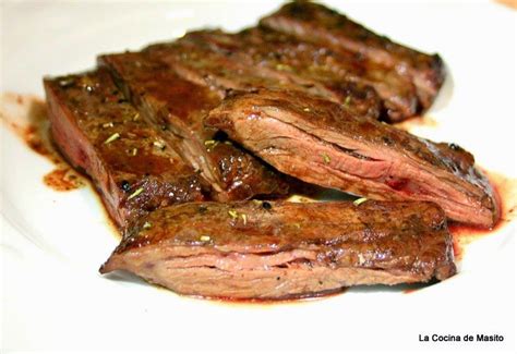 Entraña de res marinada lista para la parrilla