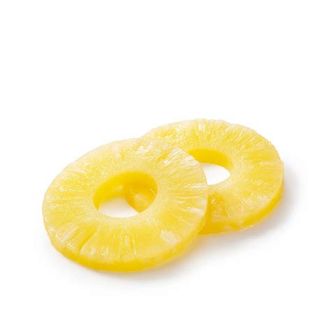 Rodajas de piña fresca y trozos de pollo