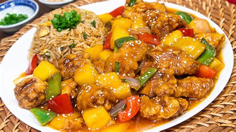 Plato de pollo con salsa de piña y arroz blanco