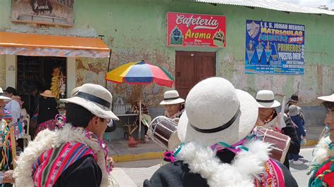 Pasacalles con personajes coloridos y música