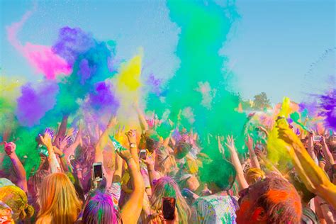 Personas disfrutando de una fiesta Holi con polvos de colores