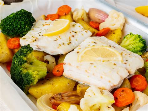 Lomos de bacalao con verduras de primavera
