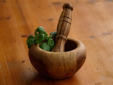 Imagen de un mortero con ajos y aceite de oliva