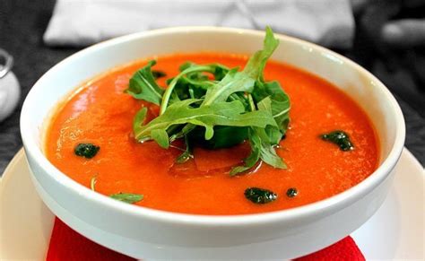 Gazpacho blanco servido en un cuenco con guarnición