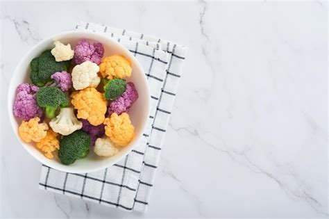 Coliflor cortada en trozos pequeños simulando granos de arroz