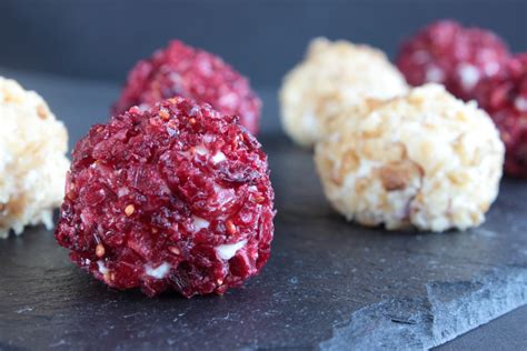 Bombones de queso de cabra con nueces y arándanos