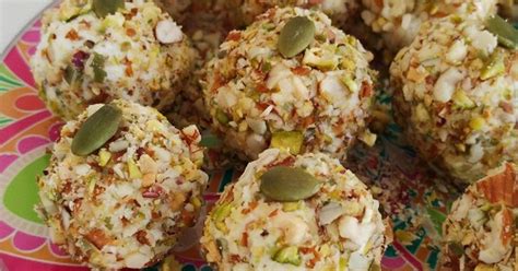 Bolas de queso con salmón y frutos secos