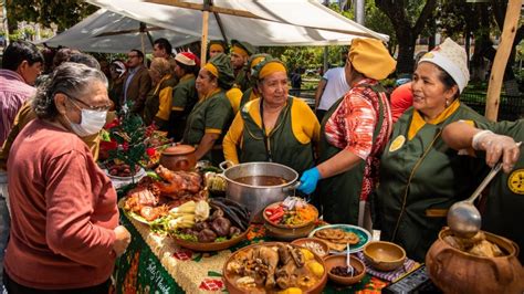 Gente celebrando la comida tradicional en un festival callejero