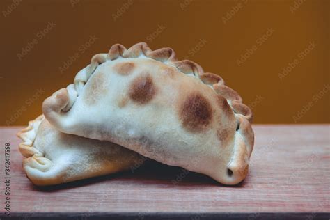 Primer plano de una empanada recién hecha y dorada