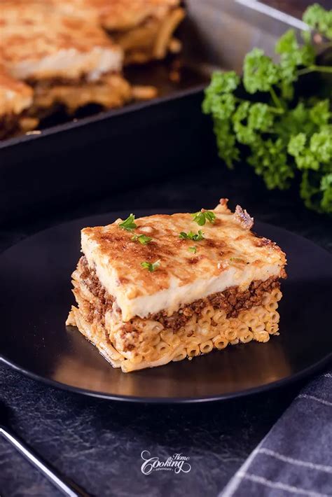 Pastitsio recién horneado y gratinado