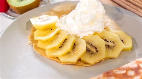 Presentación de crepes con kiwi y nata