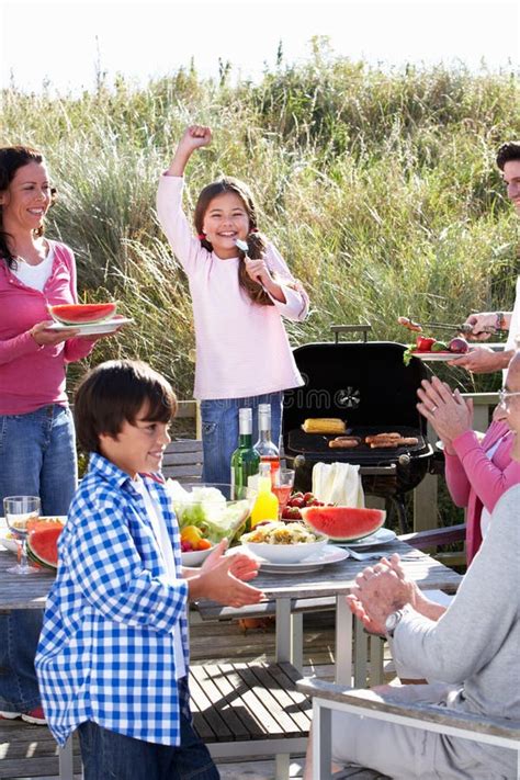 Familia disfrutando de una barbacoa eléctrica al aire libre
