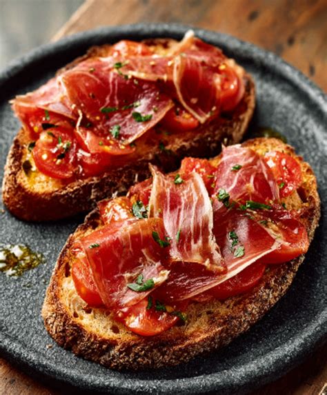 Pan tostado con tomate y jamón