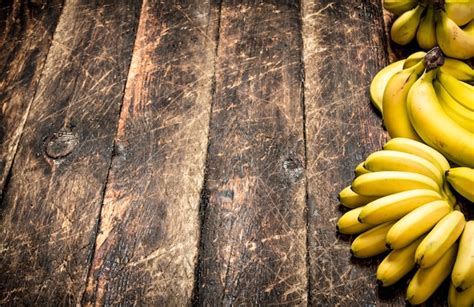Plátanos maduros sobre una mesa de madera