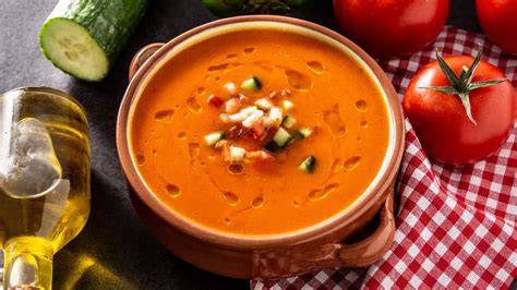 Plato de gazpacho con sus ingredientes