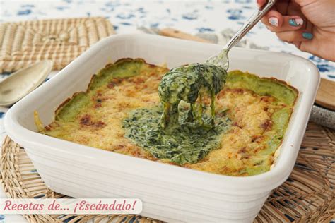 Foto de espinacas gratinadas con bechamel en una bandeja de horno