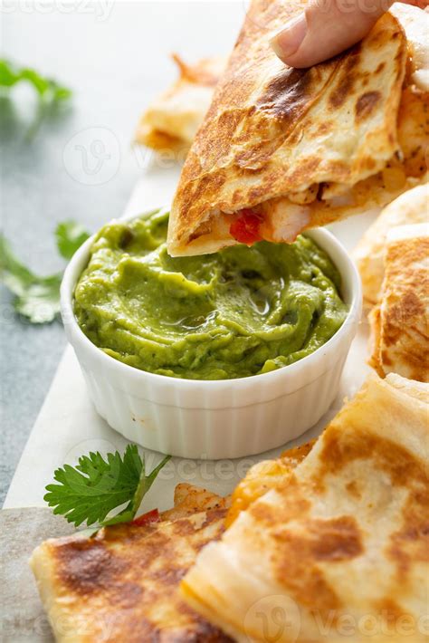 Quesadillas servidas con guacamole