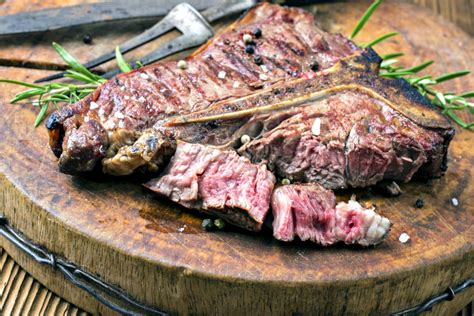 Corte de carne de Bistecca alla Fiorentina con hueso en forma de T