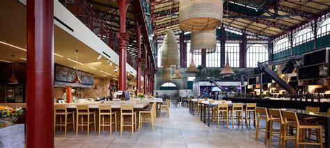 Interior del Mercado Central de San Lorenzo con puestos de comida