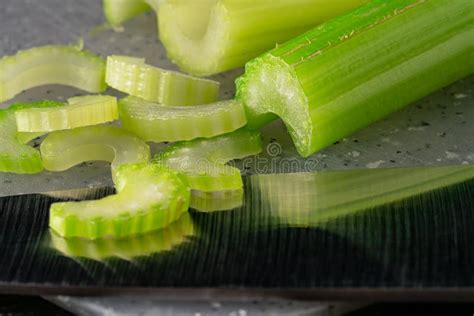 Apio fresco y cortado en rodajas finas