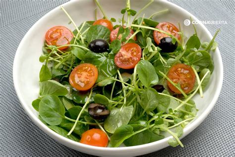 Ensalada de berros con mayonesa de kiwi en un plato