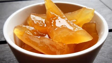 Frascos de dulce de mamón casero