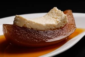 Plato de queso con dulce de mamón