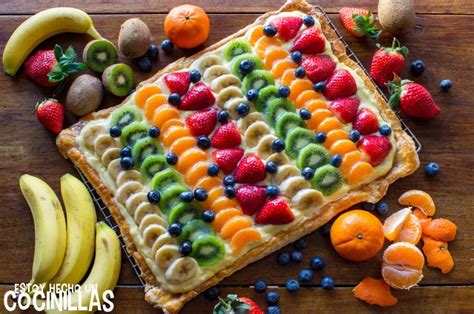 Hojaldre con crema y fruta en una presentación ordenada por colores