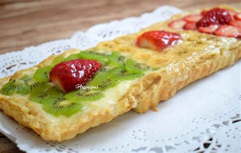 Hojaldre con crema y fruta dentro de una nevera
