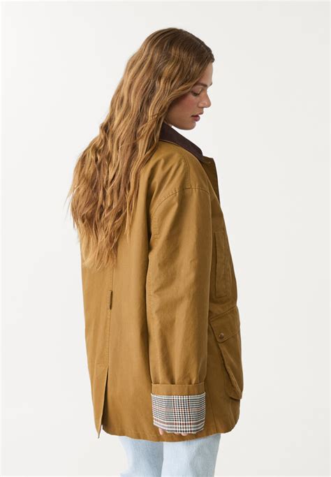 Variedad de parkas enceradas de diferentes marcas y colores