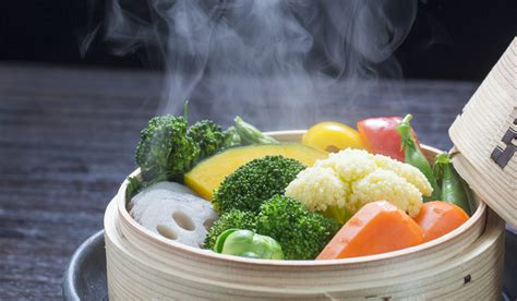 Variedad de alimentos cocinados al vapor