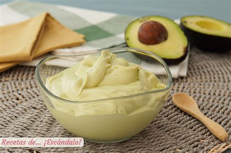 Aguacate maduro y los ingredientes para la mayonesa de aguacate