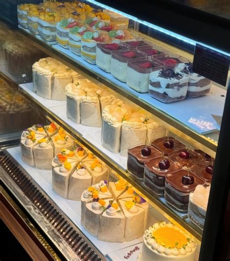 Variedad de pasteles y dulces en un escaparate