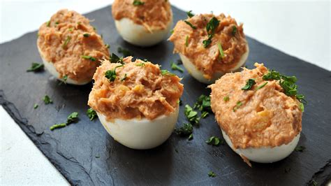 Atún y huevos cocidos para el relleno