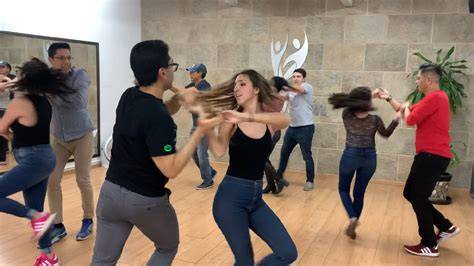 Sala de clases de baile con instructores y alumnos
