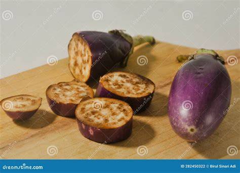 Berenjena cortada en palitos sobre una tabla