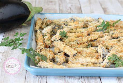 Palitos de berenjena crujientes servidos con salsa de yogur