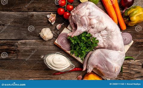 Imagen de un conejo fresco y verduras para ensalada