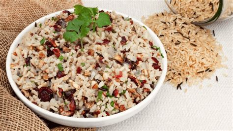 Bol de ensalada con arroz salvaje, conejo desmigado y verduras