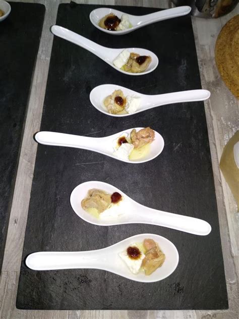 Cucharillas de degustación con queso, conejo escabechado y mermelada de tomate