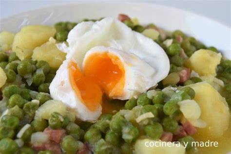 Plato de alcachofas y guisantes con huevo escalfado
