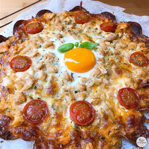 Pizza con base de patata y cubierta de huevo, chorizo y queso