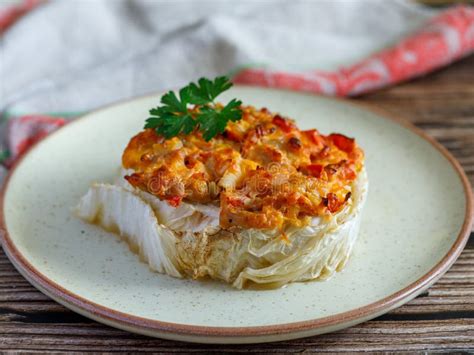 Gofres cubiertos con salsa de tomate y queso, listos para hornear