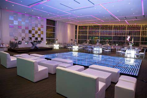 Interior de un salón de eventos acogedor