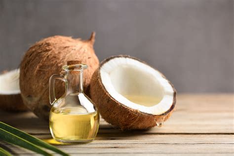 Aceite de coco en estado sólido y líquido